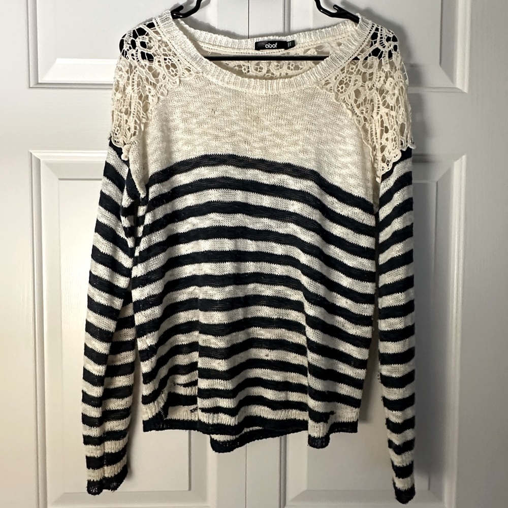 Chrochet detail knit Top